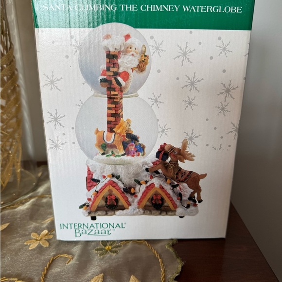 Santa Climbing the Chimney musical Waterglobe - Picture 2 of 4